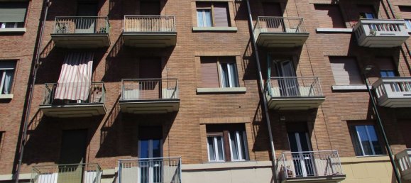 2 bedrooms Apartment in Turin, Italy No. 379745 2