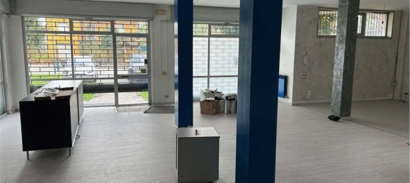 130m² Commercial property in Dalmine, Italy No. 303082 4