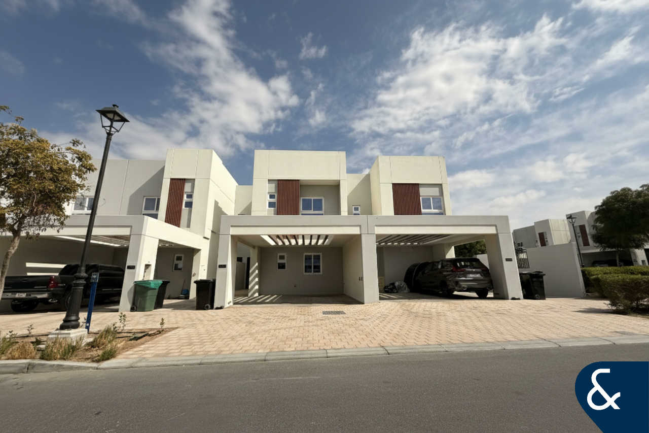 Moradia em banda T3 em Dubai Land, UAE N.º 120579