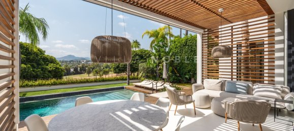 5 bedrooms Villa in Marbella, Spain No. 106186 2