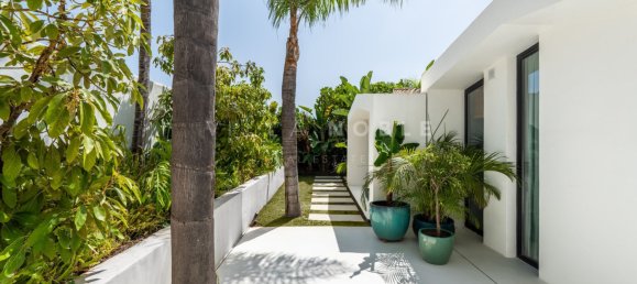 5 bedrooms Villa in Marbella, Spain No. 106186 11