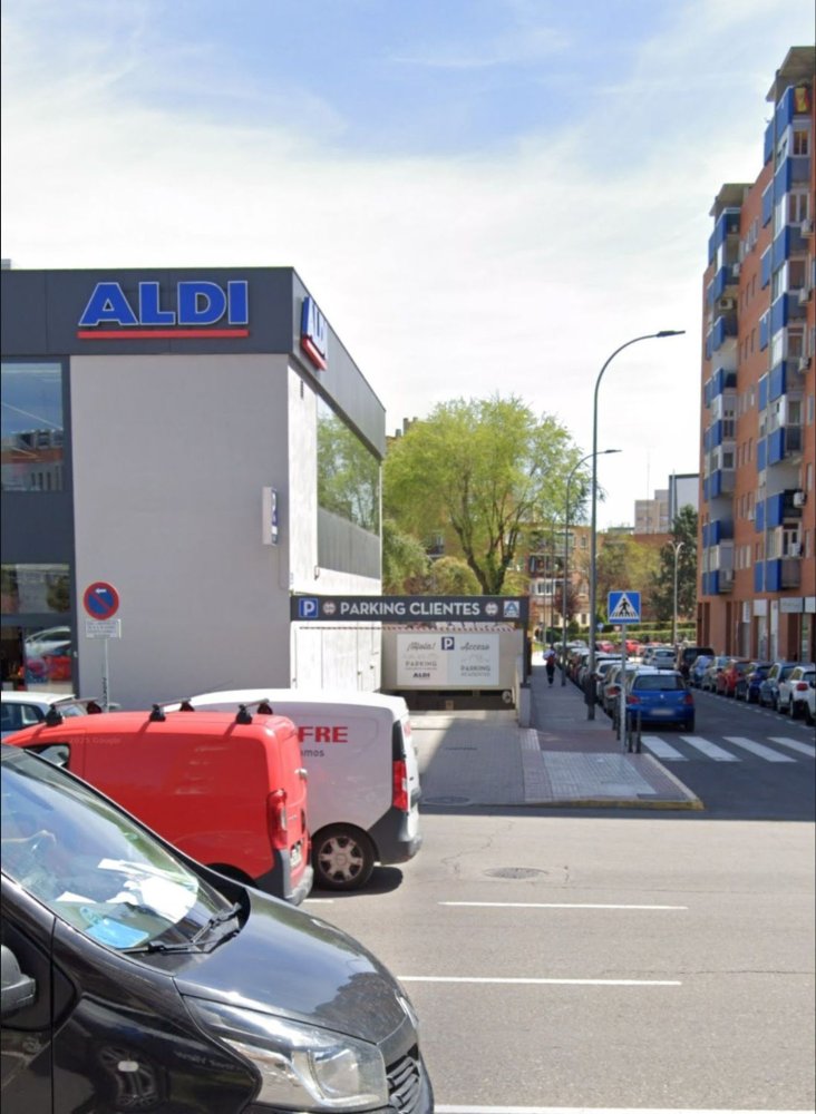  Garage in Fuenlabrada, Spain No. 215872