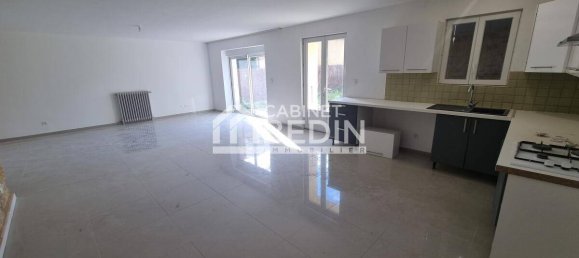 3 bedrooms House in Libourne, France No. 103058 2