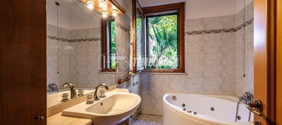 Дом с 5 комнатами в Сироло, Италия № 7328 50