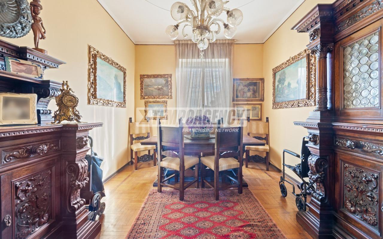 4 rooms Apartment in Milan, Italy No. 246630
