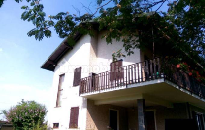 3 bedrooms House in Lonate Pozzolo, Italy No. 1752