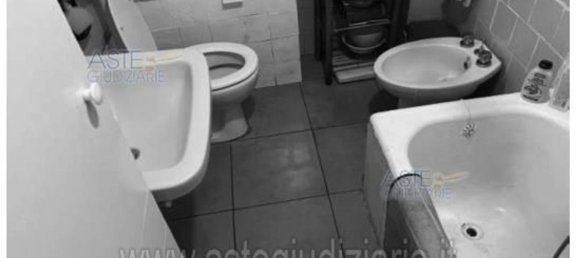 5 rooms Apartment in Livorno, Italy No. 41729 25