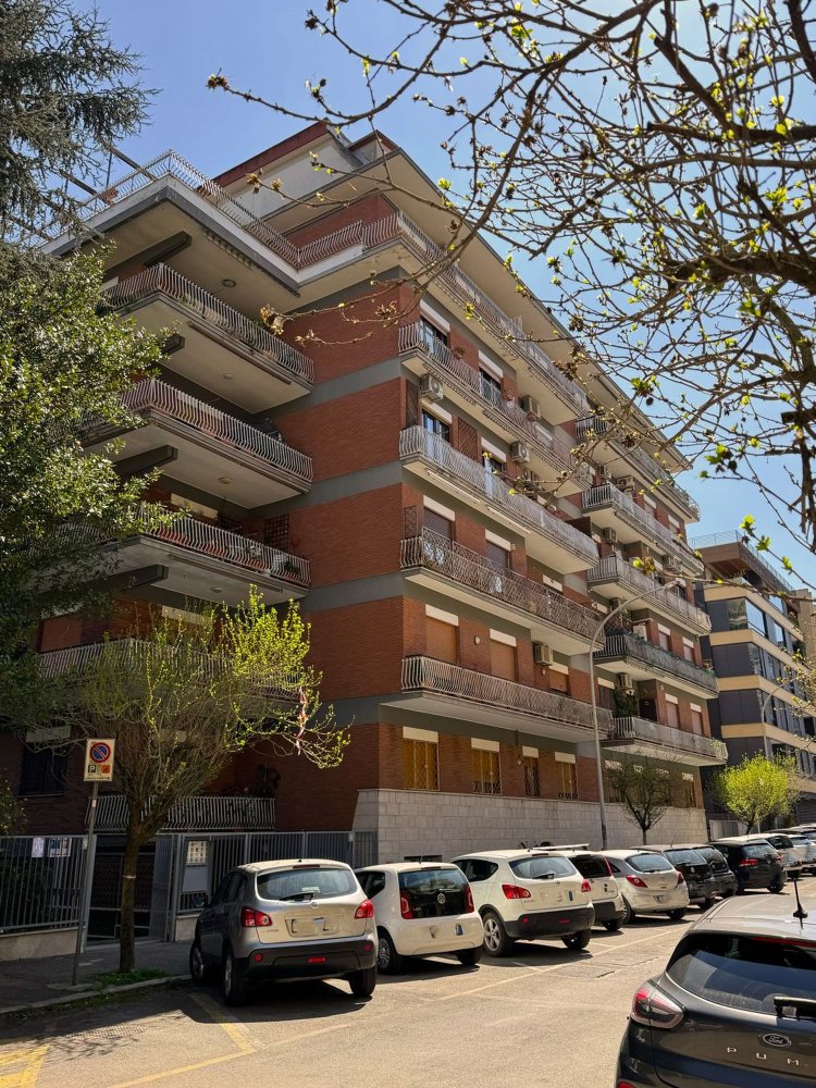 3 rooms Apartment in Rome, Italy No. 285600