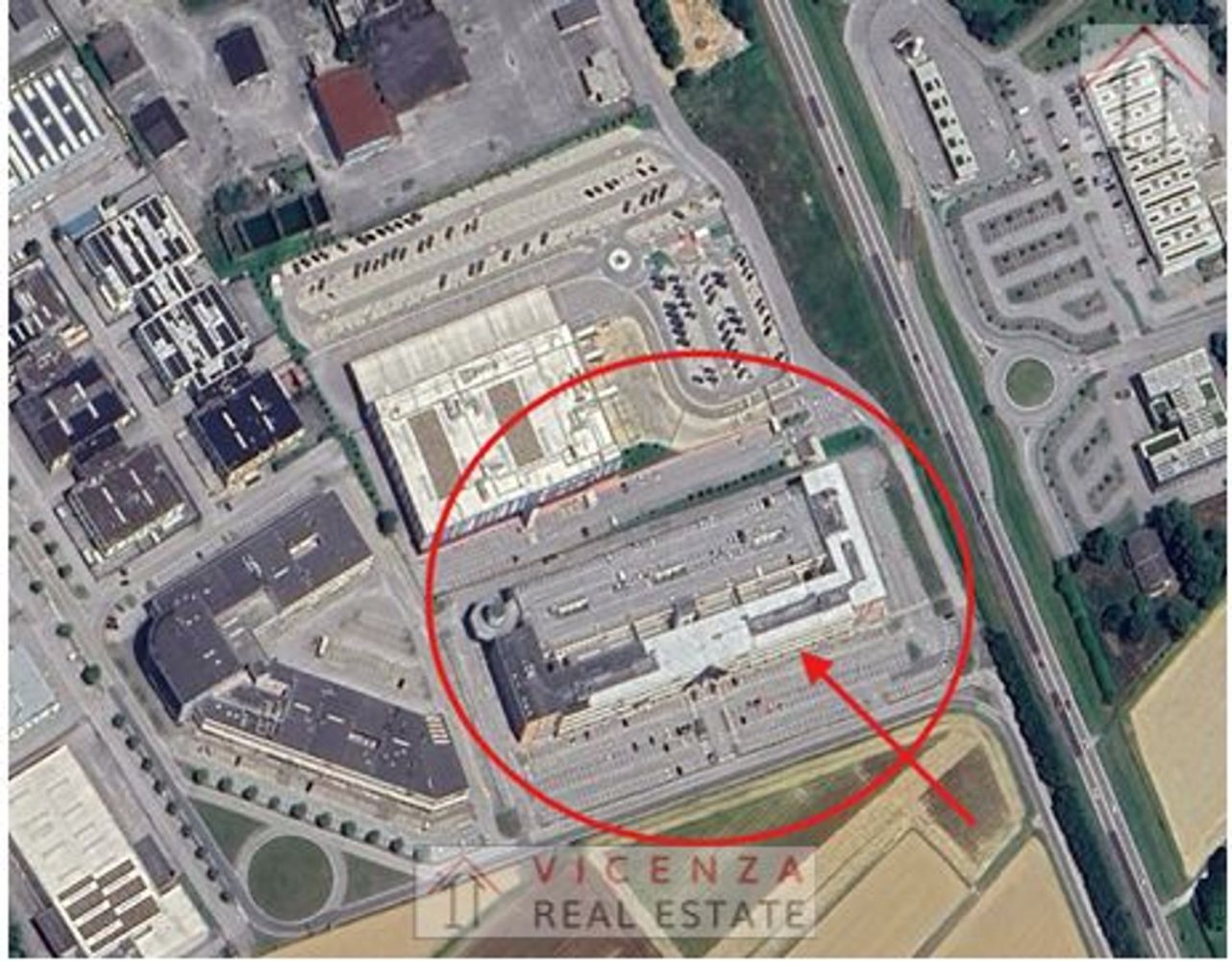 372m² Commercial property in Vicenza, Italy No. 278442