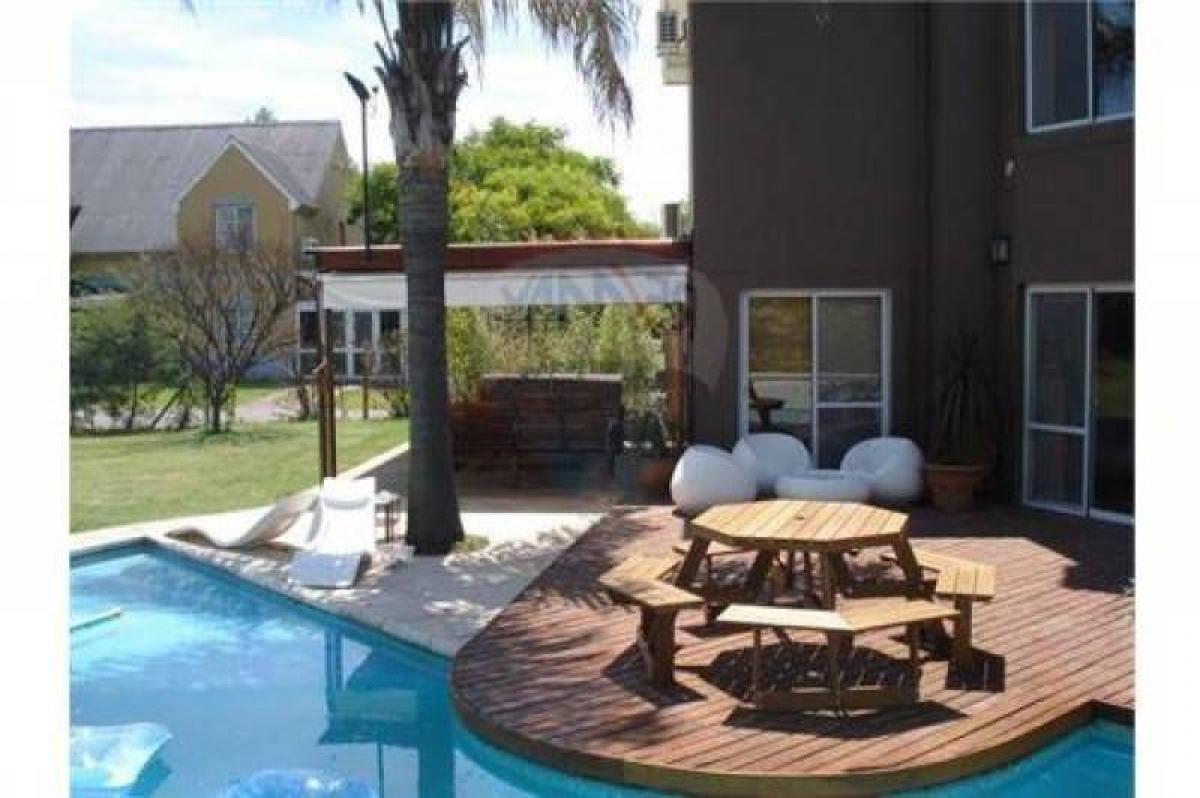 3 bedrooms House in Malvinas Argentinas, Argentina No. 80961