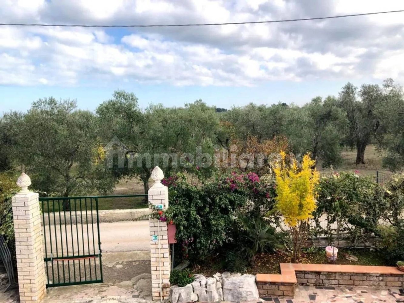 Propiedad comercial de 4 habitaciónes en Giovinazzo, Italy No. 353316