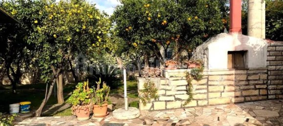 Propiedad comercial de 4 habitaciónes en Giovinazzo, Italy No. 353316 3