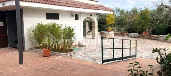 Propiedad comercial de 4 habitaciónes en Giovinazzo, Italy No. 353316 2