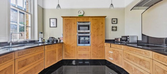 7 bedrooms House in Bush Hill Park, United Kingdom No. 6584 6