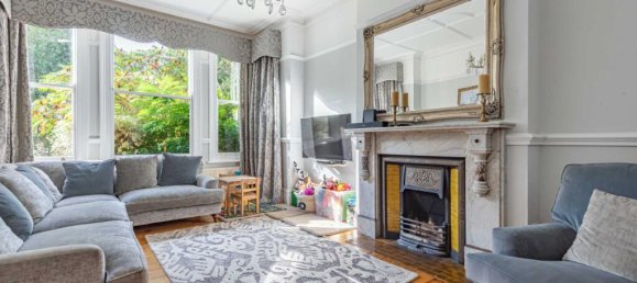 7 bedrooms House in Bush Hill Park, United Kingdom No. 6584 3