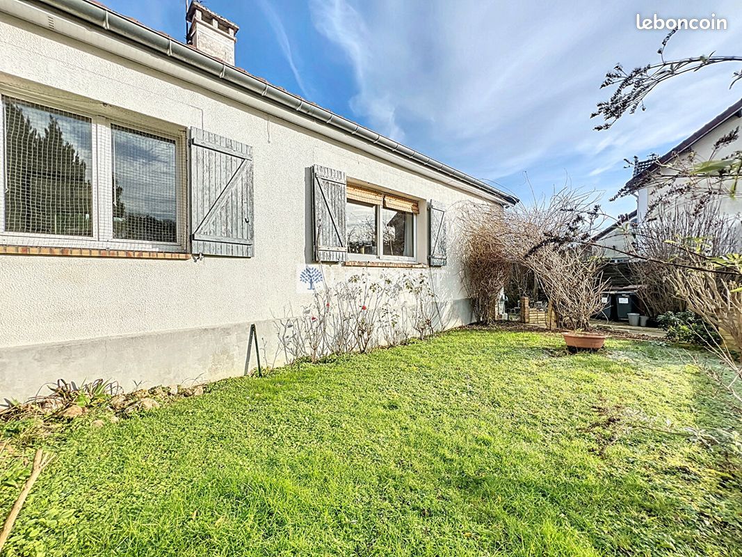 3 bedrooms House in Saint-Cyr-l'Ecole, France No. 164097