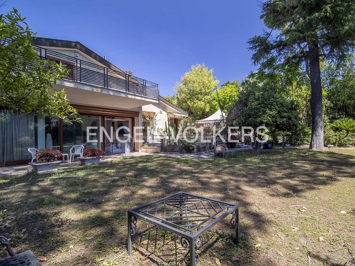 4 bedrooms Villa in Rome, Italy No. 68760