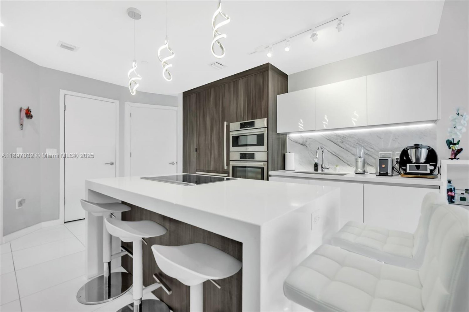 2 chambres propriété commerciale à vendre à Miami, Miami-Dade, Florida, USA № 615908