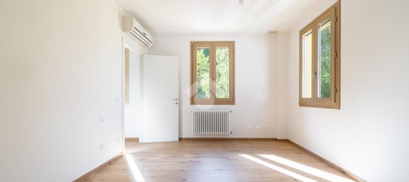 3 bedrooms House in Carpi, Italy No. 291870 8