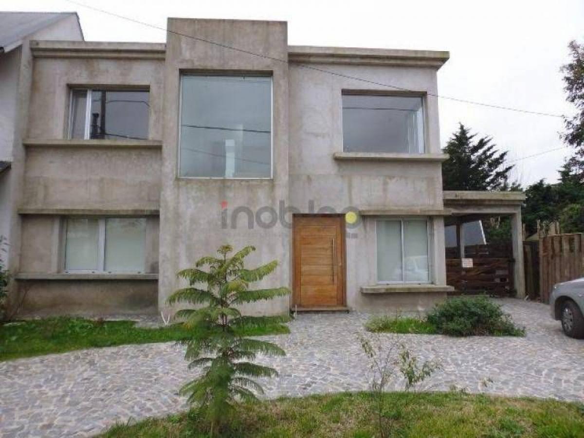 Дом с 3 спальнями в Берасатеги, Аргентина № 89055