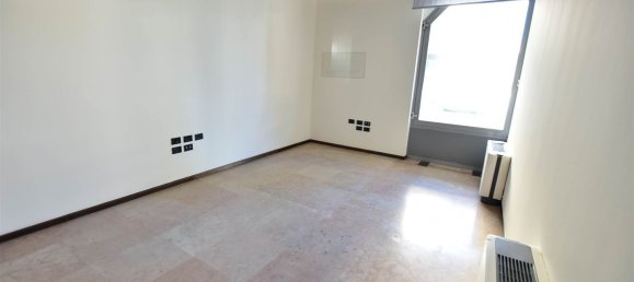 250m² Office in San Donà di Piave, Italy No. 318703 2
