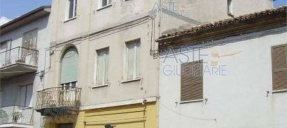 4 bedrooms House in Sant'Egidio alla Vibrata, Italy No. 271095 3