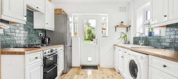 3 bedrooms House in Egham, United Kingdom No. 8631 3