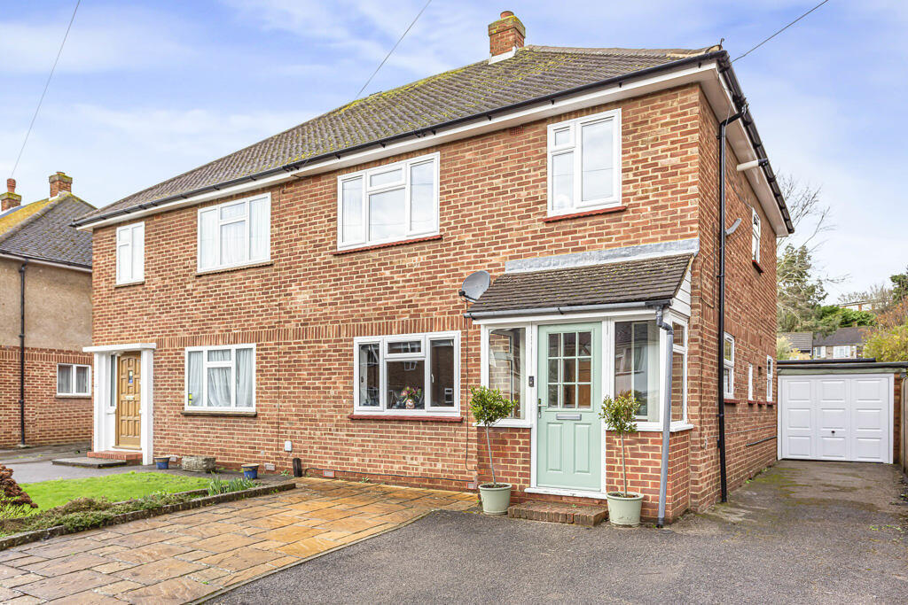 3 bedrooms House in Egham, United Kingdom No. 8631