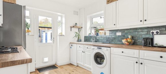 3 bedrooms House in Egham, United Kingdom No. 8631 11