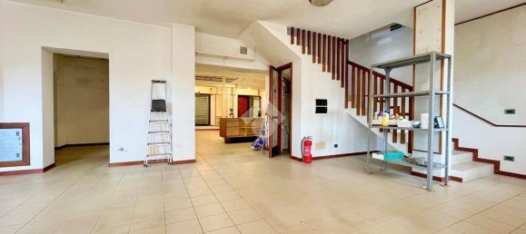 200m² Commercial property in Udine, Italy No. 259151 11
