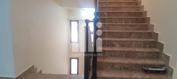 9 bedrooms Villa in Abu Dhabi, UAE No. 5568 6