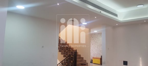 9 bedrooms Villa in Abu Dhabi, UAE No. 5568 2
