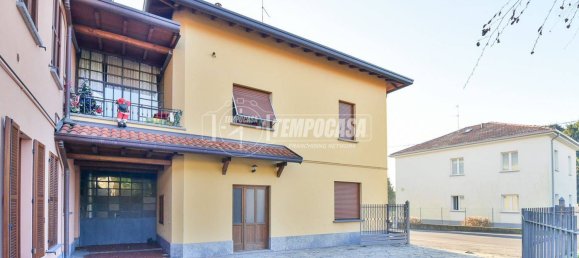 2 bedrooms Apartment in Como, Italy No. 230014 2