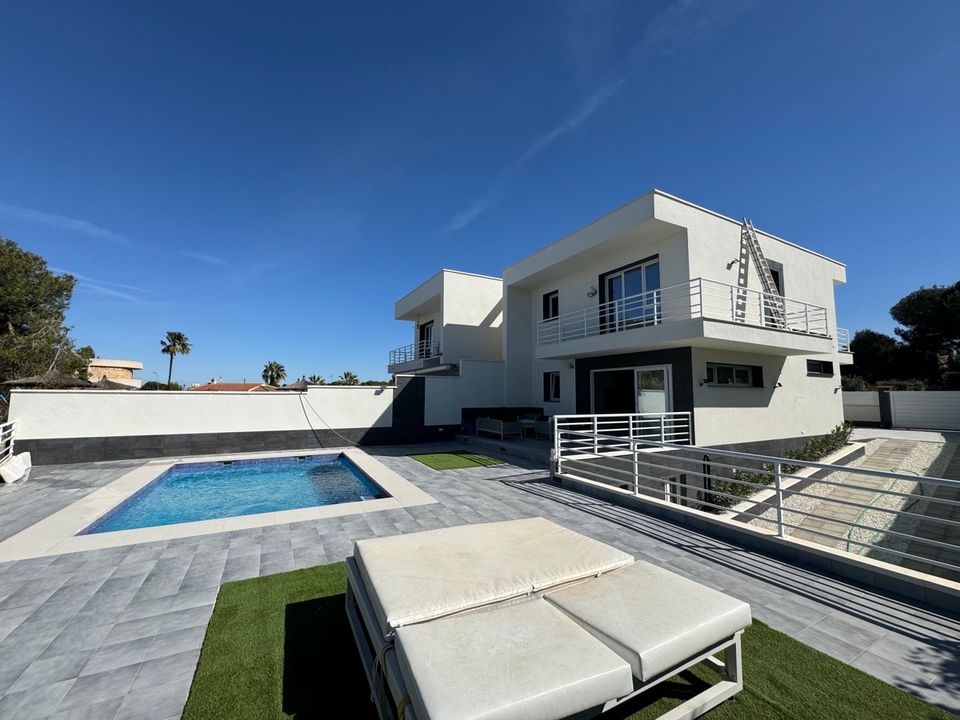 4 bedrooms Villa in Torrevieja, Spain No. 176572