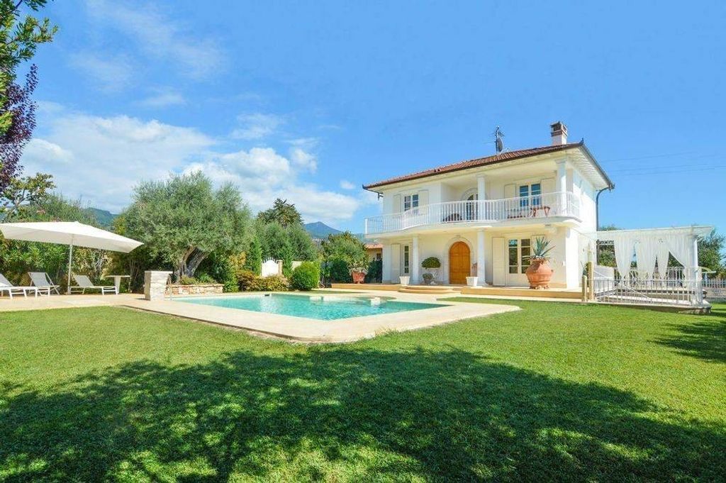 5 bedrooms Villa in Forte dei Marmi, Italy No. 38818
