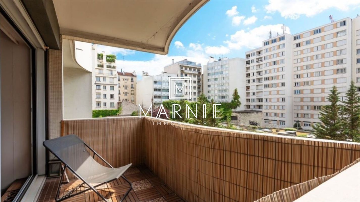 3 bedrooms Apartment in Paris, France No. 163352