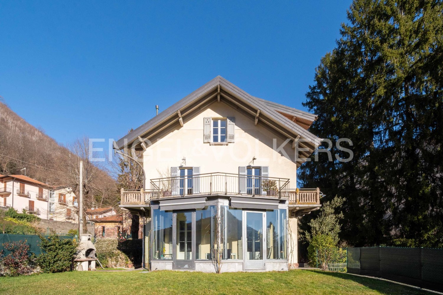 4 bedrooms Villa in Valganna, Italy No. 132352