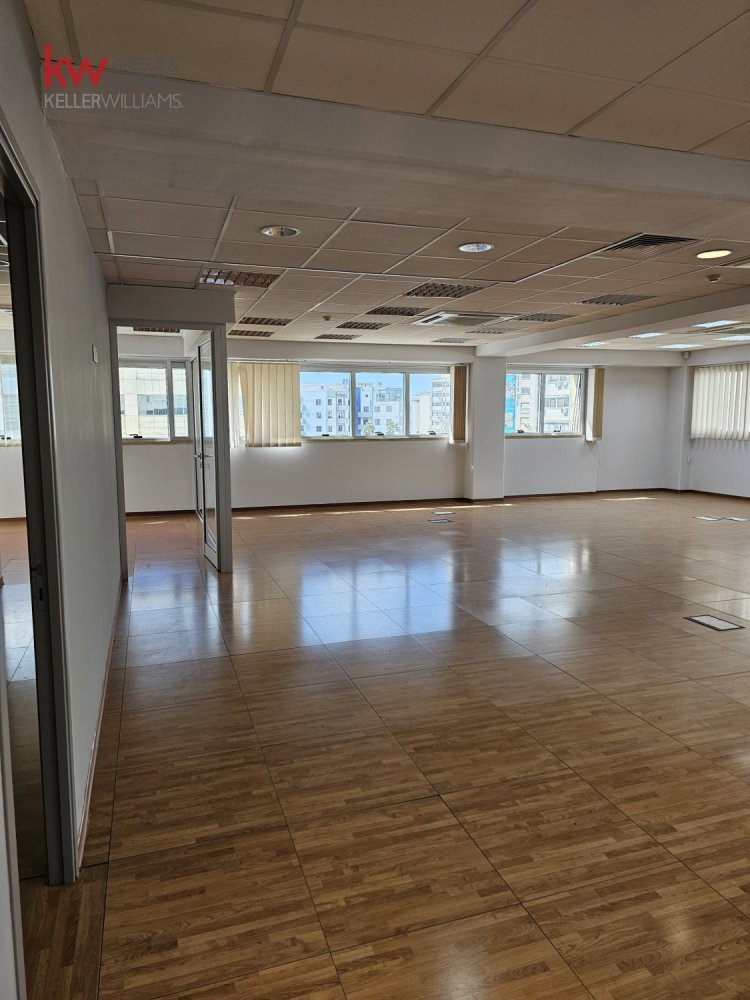 Bureau à Limassol, Cyprus 220m² No. 26878