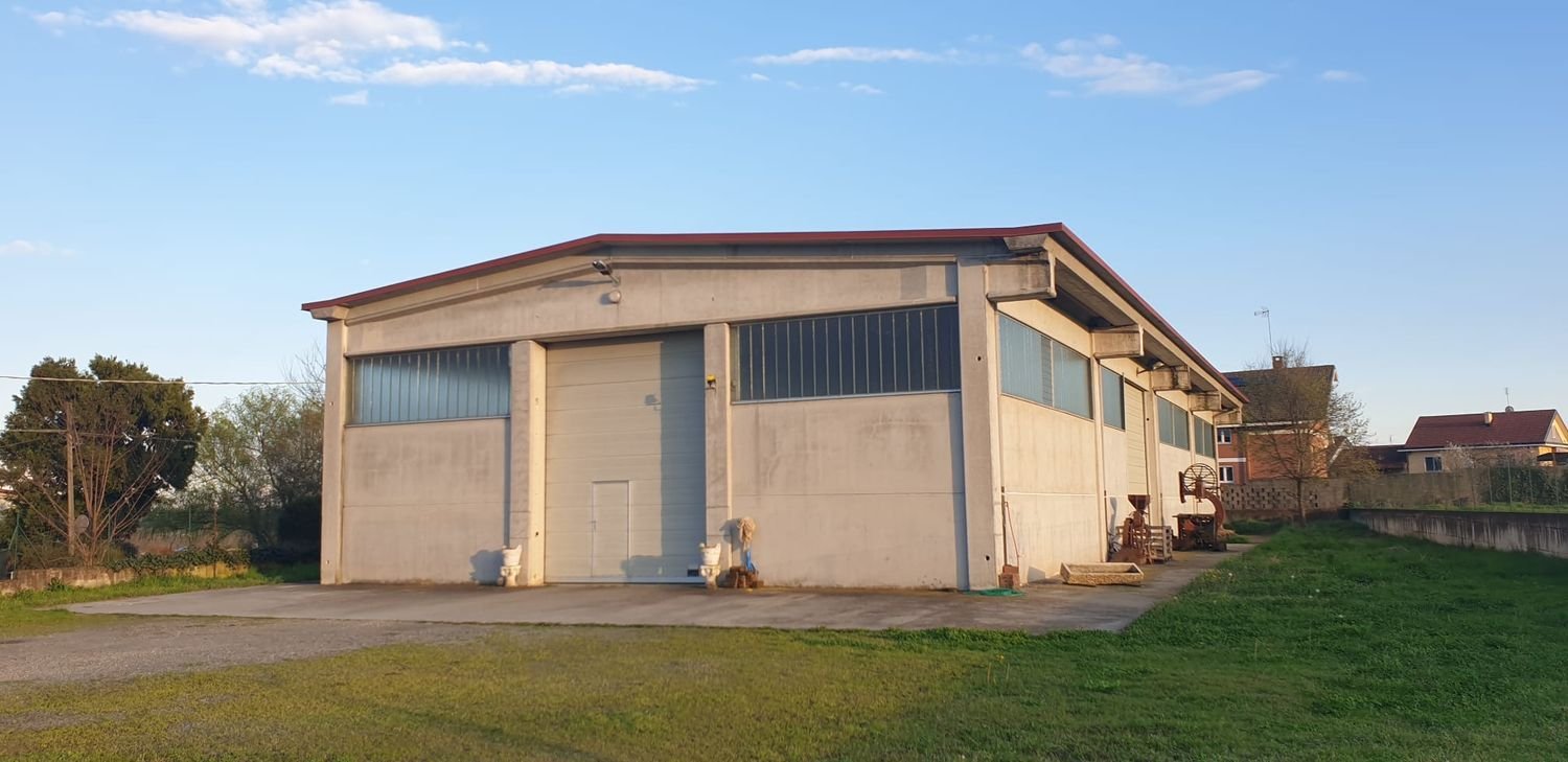 600m² Warehouse in La Loggia, Italy No. 2132