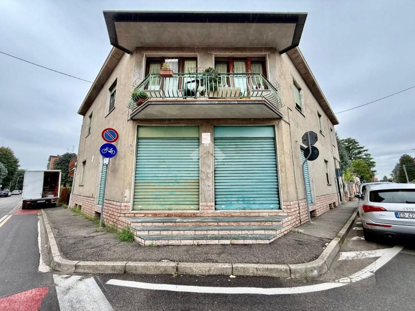 385m² Commercial property in Muggiò, Italy No. 359775