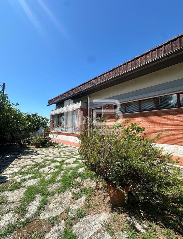 8 rooms Villa in Massa, Italy No. 298219