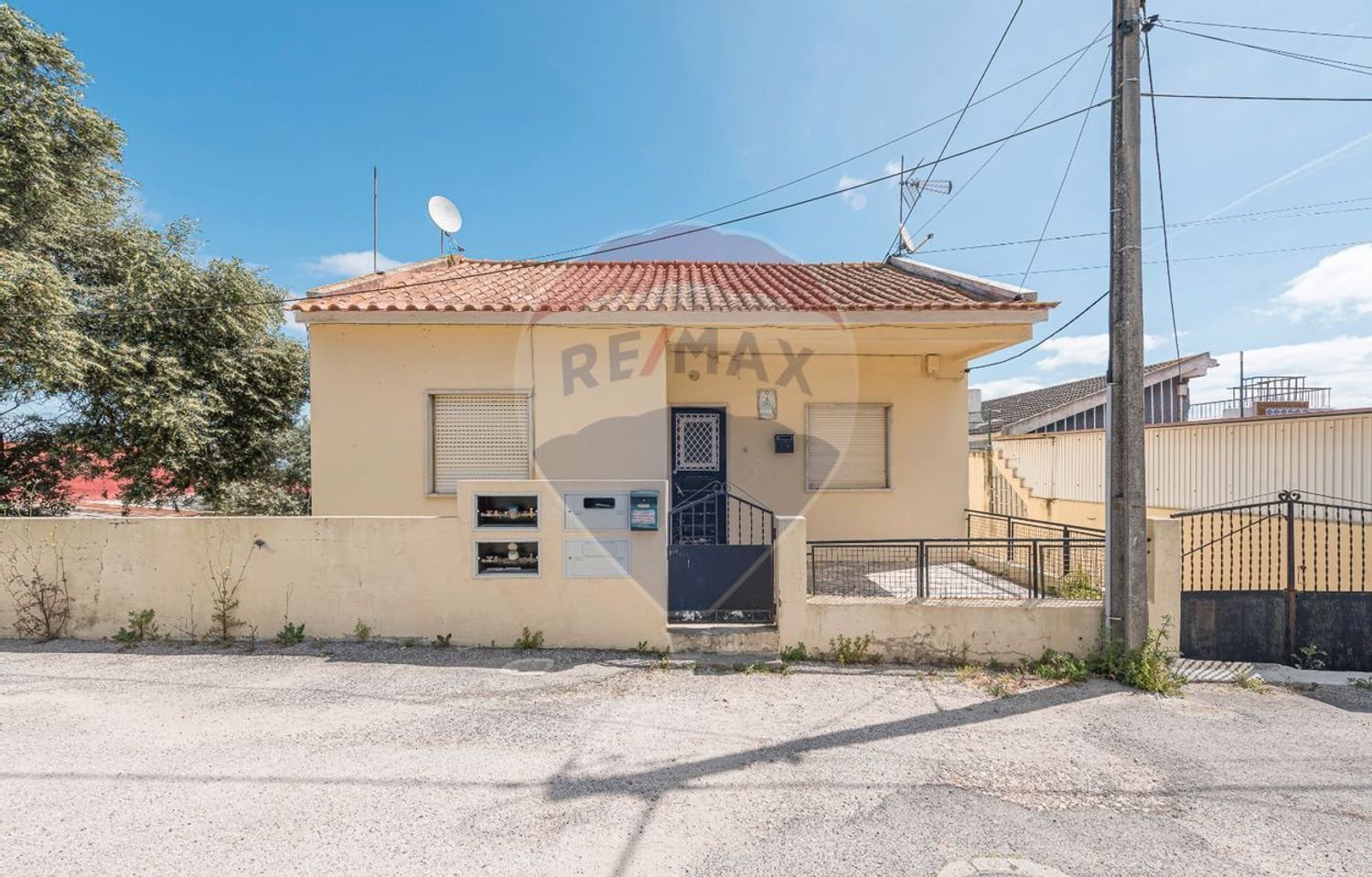 210m² Building in Loures, Portugal No. 81847