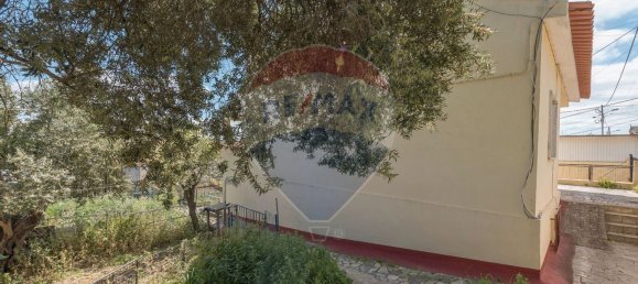 210m² Building in Loures, Portugal No. 81847 3