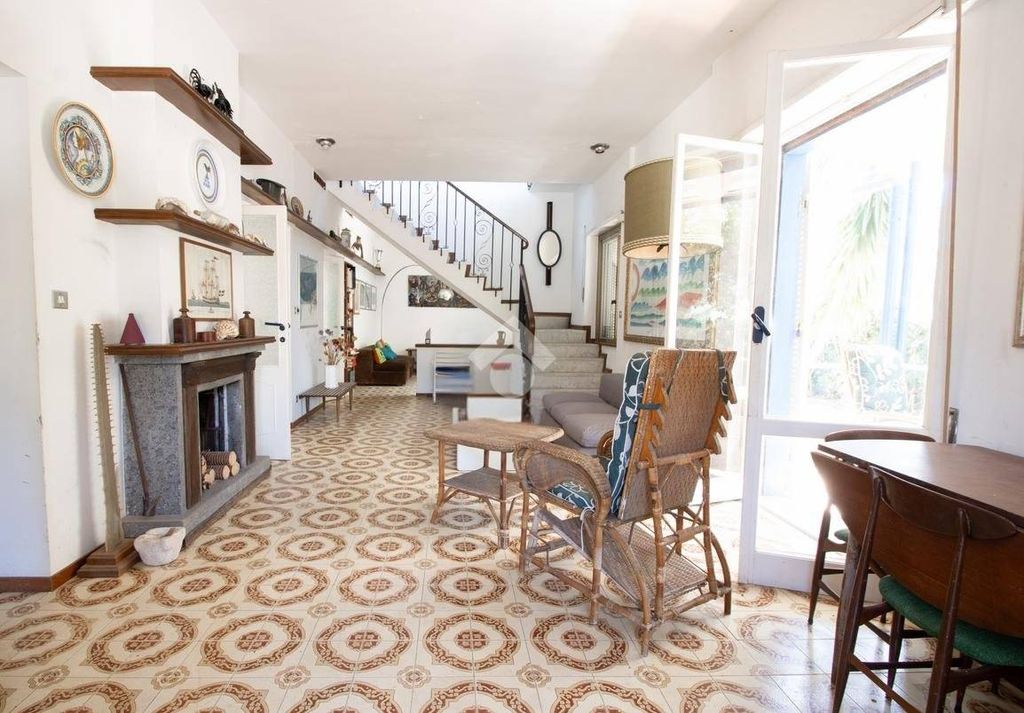 4 bedrooms Villa in Santa Marinella, Italy No. 276820