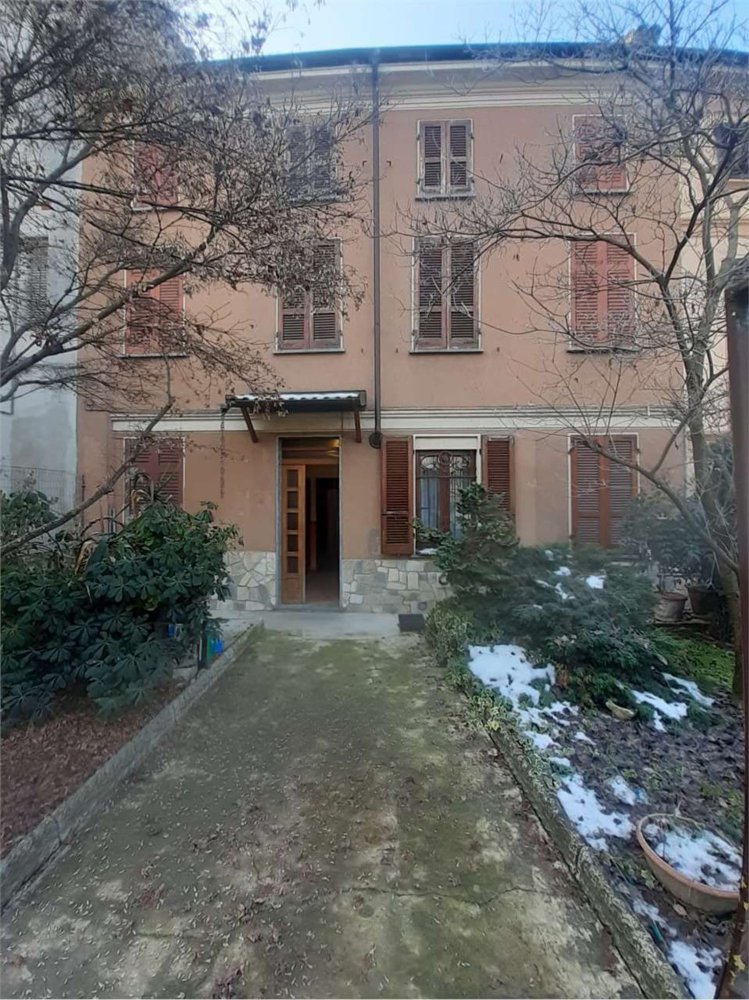 Дом с 8 комнатами в Страделла, Италия № 145932