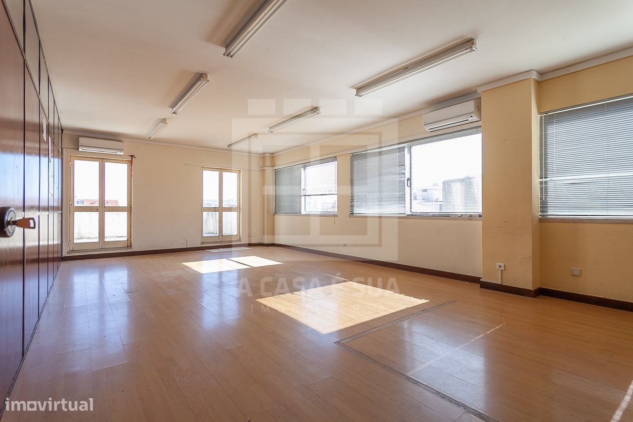  مكتب في Espinho, Portugal 118متر مربع رقم 242639