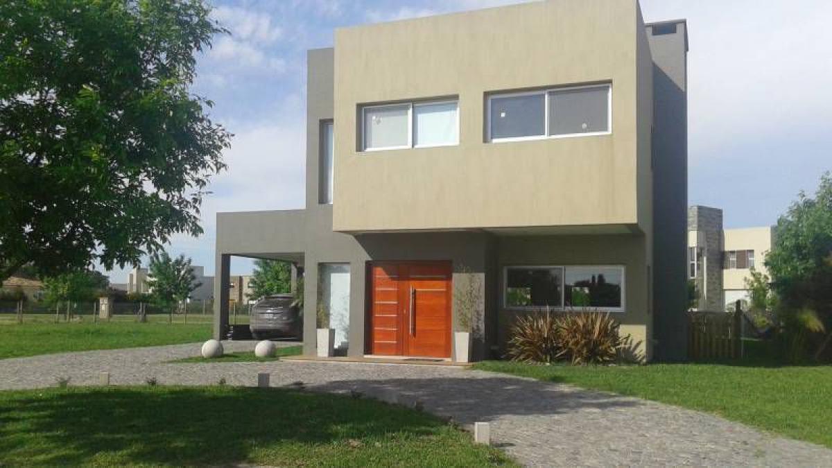 Casa de 3 dormitorios en Berazategui, Argentina No. 11903