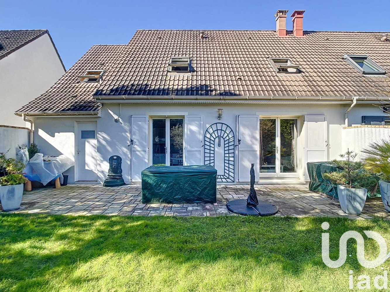 Дом с 6 комнатами в Шарже, Франция № 326927