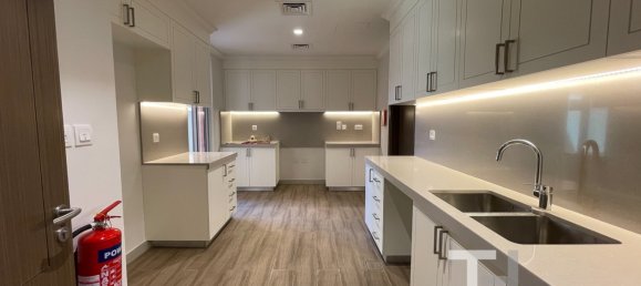 5 bedrooms Villa in Jumeirah, UAE No. 28437 3