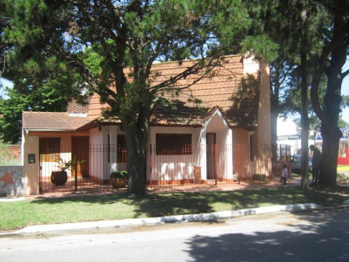 3 bedrooms House in Mar del Plata, Argentina No. 71288